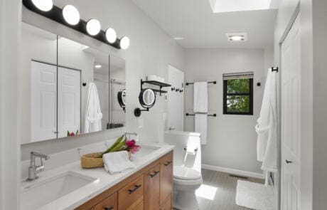 210wr Bathroom From Entrance Facing Vanity