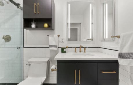 16hl Guest Bathroom Full View