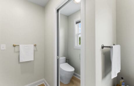 16hl Primary Bathroom Toilet Water Closet