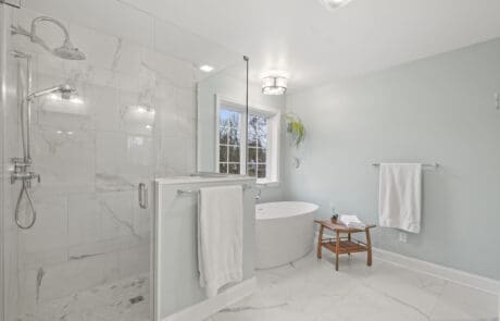 88epd Primary Bathroom Shower And Tub