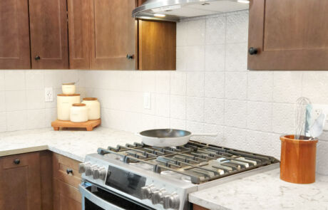 174HD – Kitchen – Range, Hood, and Backsplash VERTICAL
