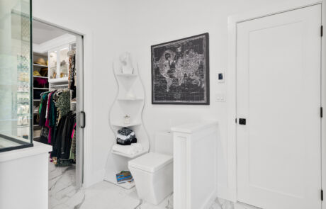 622OCR – Bathroom – Facing Closet and Entrance